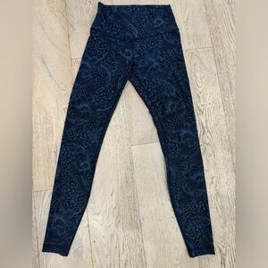 Lululemon dark blue and black floral pattern leggings. Size 6.